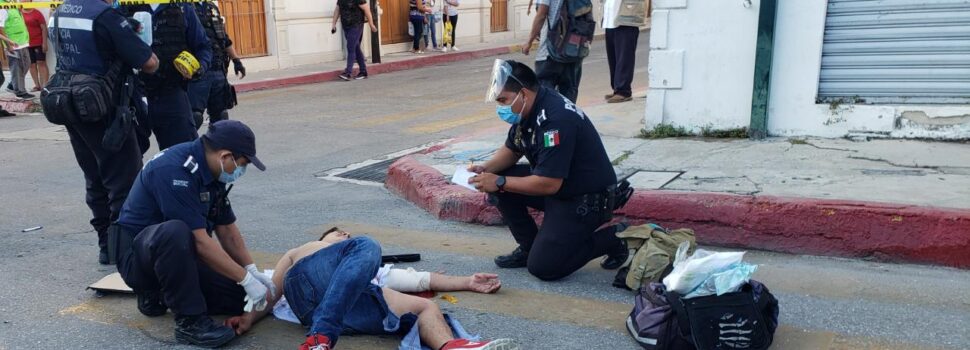 Motociclista resulta lesionado al chocar en calles del Centro