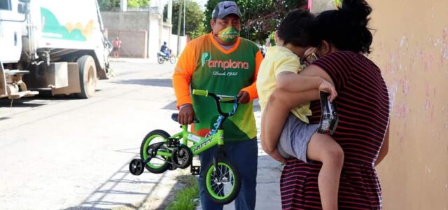 Niño yucateco festeja su cumpleaños con temática de Pamplona