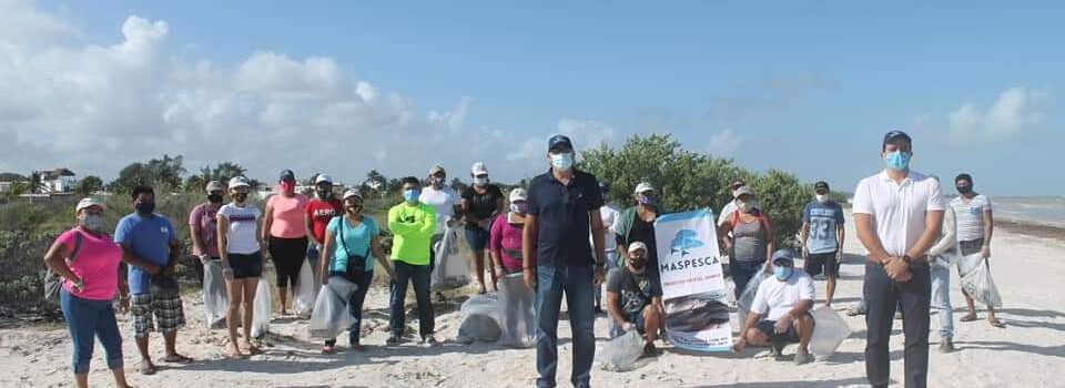 Empresarios del sector pesquero limpian playas en Progreso