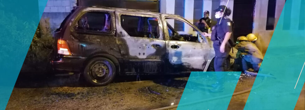 Arde en llamas camioneta en San José Tecoh