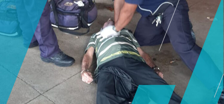 Hombre tirado inconsciente es atendido por la Policía Municipal en el Centro de Mérida