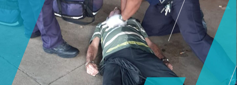 Hombre tirado inconsciente es atendido por la Policía Municipal en el Centro de Mérida
